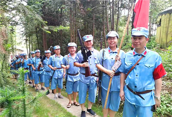 图为发电公参加活动的党员在模拟走长征路。